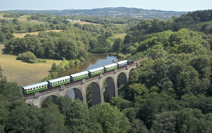 Train-a-Vapeur-sur-le-viaduc-de-Coutigny