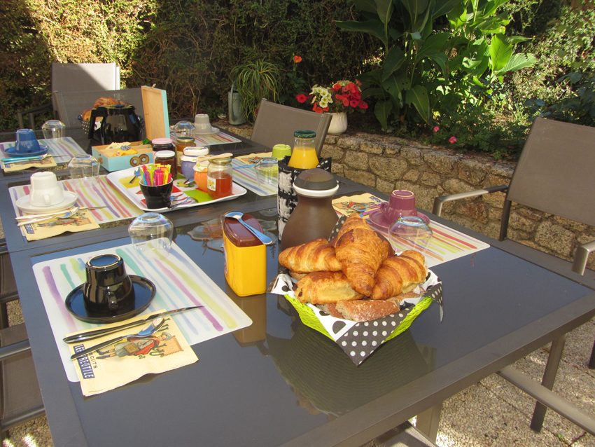 Petit-dejeuner-jardin-terrasse